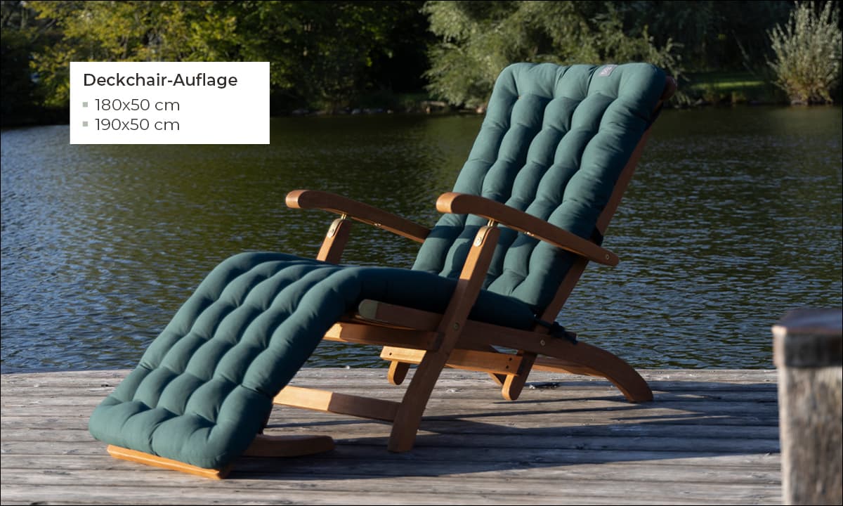 Grüne Deckchair-Auflage mit Fußteil auf einem Holzliegestuhl