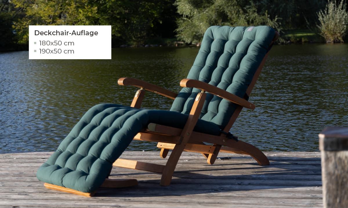 Grüne Deckchair-Auflage auf einem Holzliegestuhl an einem See, erhältlich in 180×50 cm und 190×50 cm – HAVE A SEAT Deckchair-Auflagen orthopädisch, wetterfest und Made in Germany.