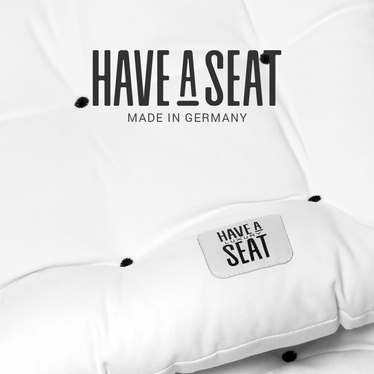 Hochwertige Sitzauflage 48x46 weiss, Allergiker geeignet aus hautfreundlichem Baumwollstoff, gepolstert mit schwarzen Riegeln | HAVE A SEAT Living