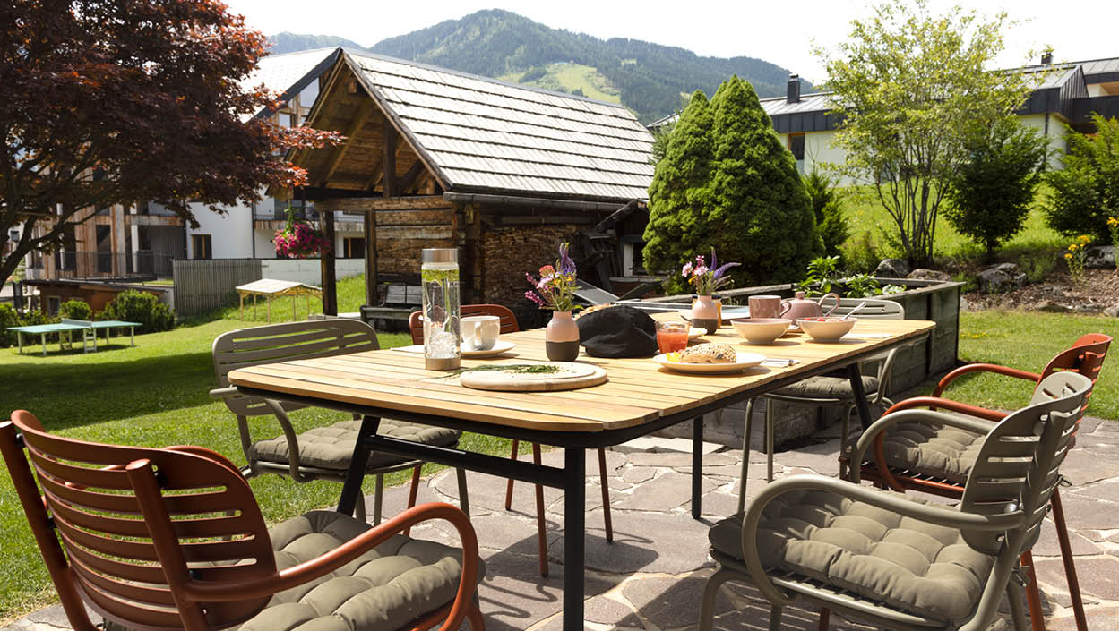Hotelterrasse mit Stühlen & Outdoor-Sitzauflagen – HAVE A SEAT Living Sitzpolster, waschbar, UV-beständig & langlebig für professionelle Gastronomie