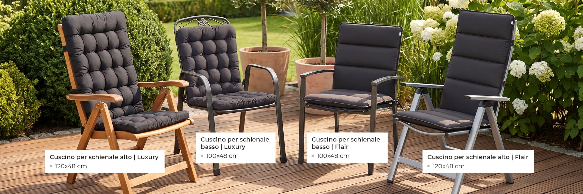 Quattro sedie da giardino con cuscini grigio scuro su una terrazza in legno – cuscini per schienale alto e basso nelle serie Luxury e Flair, circondate da fiori e arbusti – cuscini HAVE A SEAT per sedie da giardino.