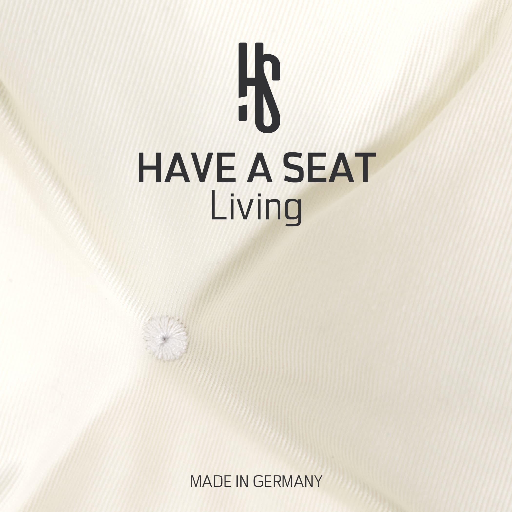 Gartenstuhlauflage Hochlehner | Weiß | HAVE A SEAT Living | Made in Germany Hochlehner Auflage weiß | strapazierfähiger, hautfreundlicher Oberstoff aus Baumwoll-Mischgewebe - Design Riegel schwarz - Made in Germany