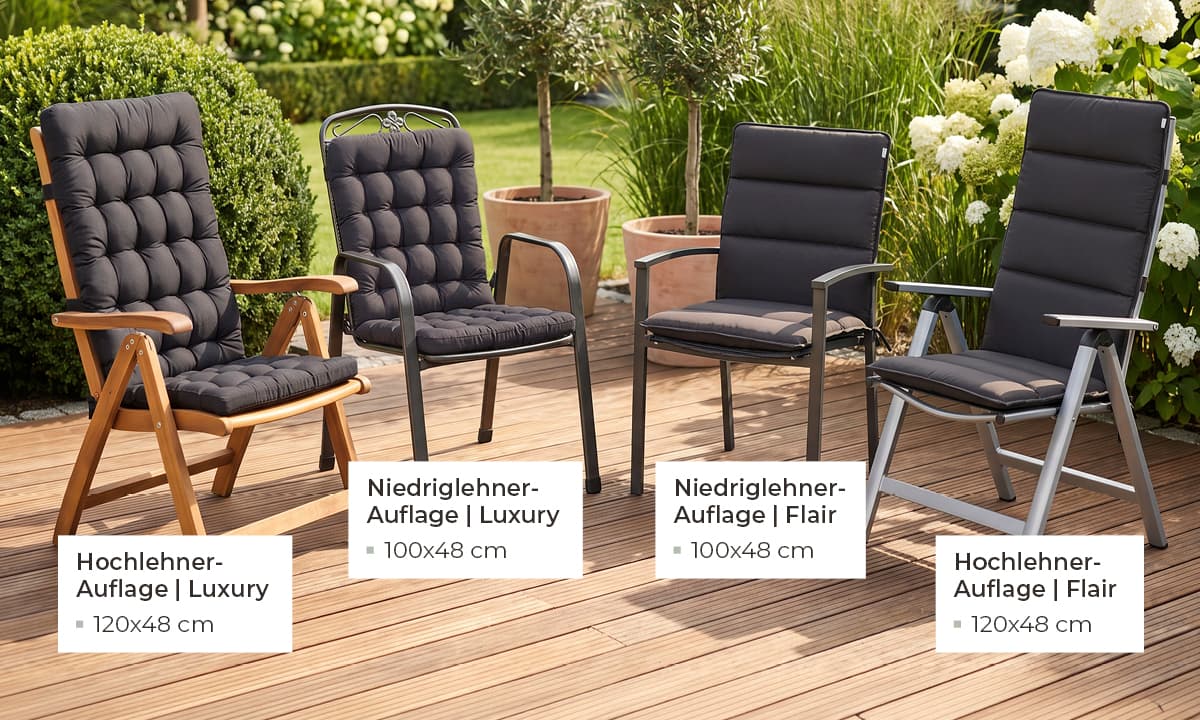 Vier Gartenstühle mit dunkelgrauen Auflagen auf einer Holzterrasse – Hochlehner- und Niedriglehner-Auflagen in Luxury und Flair, umgeben von Blumen und Sträuchern – HAVE A SEAT Gartenstuhlauflagen.