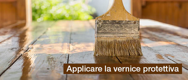 applicare la vernice protettiva ai mobili da giardino