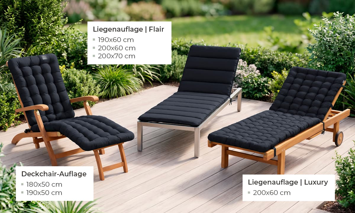 Drei Liegemöbel auf einer Holzterrasse mit dunklen Auflagen zwischen üppiger Bepflanzung – Deckchair-Auflage, Liegenauflage Flair und Liegenauflage Luxury – HAVE A SEAT Liegestuhlauflagen.