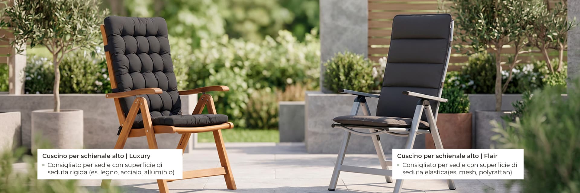 Due sedie da giardino con schienale alto su una terrazza con ulivi – a sinistra cuscino Luxury per superfici rigide, a destra cuscino Flair per superfici elastiche, entrambi in antracite – cuscini HAVE A SEAT per schienale alto.