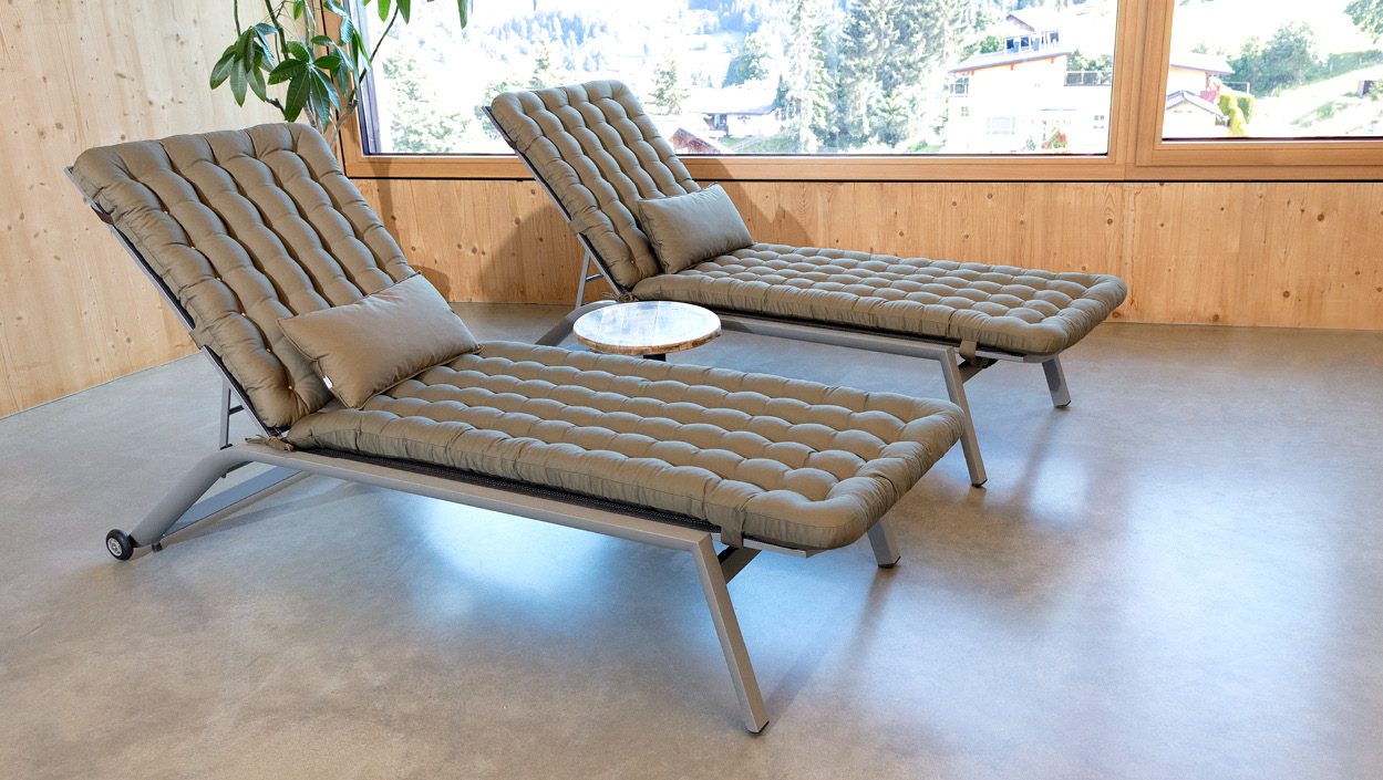 Indoor-Wellnessbereich mit gepolsterten Liegen – hochwertige Liegenauflagen von HAVE A SEAT Living, hygienisch, formstabil & Made in Germany für Spa & Hotels