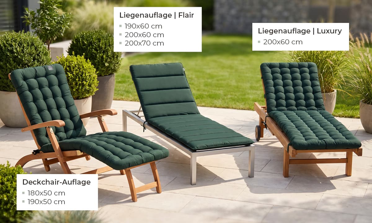Drei Liegemöbel auf einer Terrasse mit dunkelgrünen Auflagen – Deckchair-Auflage, Liegenauflage Flair und Liegenauflage Luxury in unterschiedlichen Größen – HAVE A SEAT Liegenauflagen.