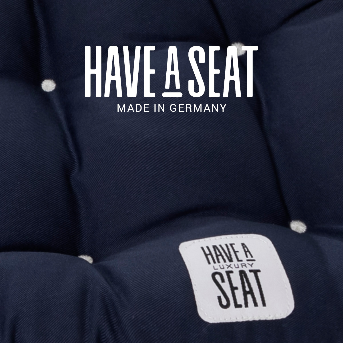 Hochwertige Sitzauflage 48x46 dunkelblau, Allergiker geeignet aus hautfreundlichem Baumwollstoff, gepolstert mit weißen Riegeln | HAVE A SEAT Living