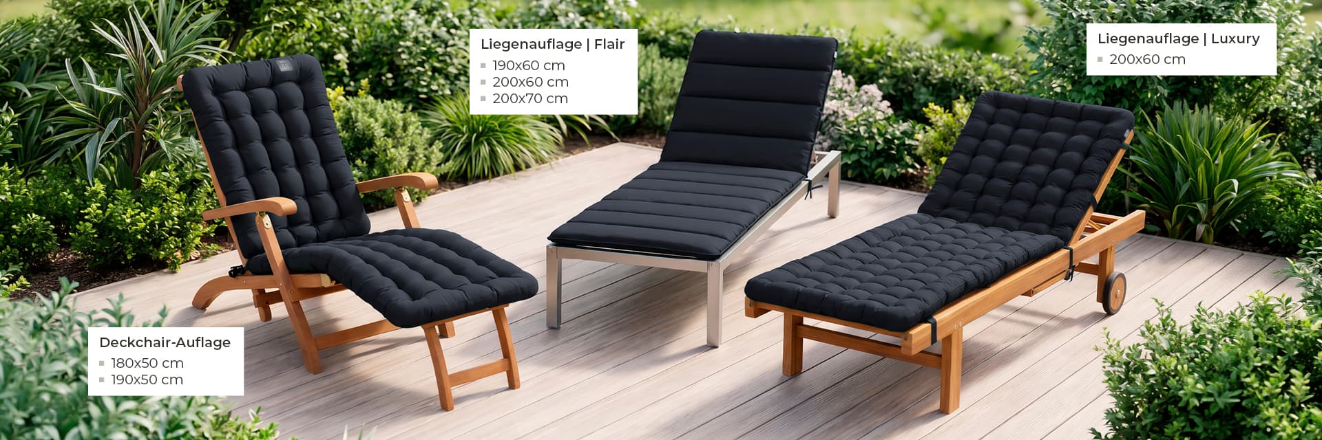 Drei Liegemöbel auf einer Holzterrasse mit dunklen Auflagen zwischen üppiger Bepflanzung – Deckchair-Auflage, Liegenauflage Flair und Liegenauflage Luxury – HAVE A SEAT Liegestuhlauflagen.
