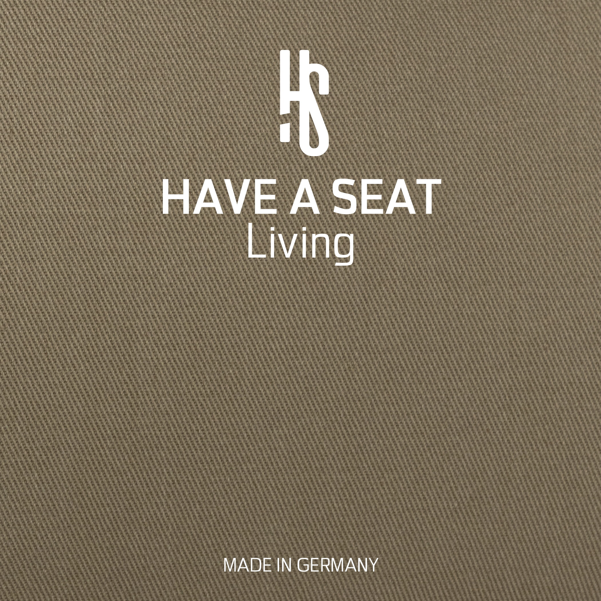 Detailansicht Stoffstruktur und Logo HAVE A SEAT Living – Serie Flair in Goldbraun, Made in Germany