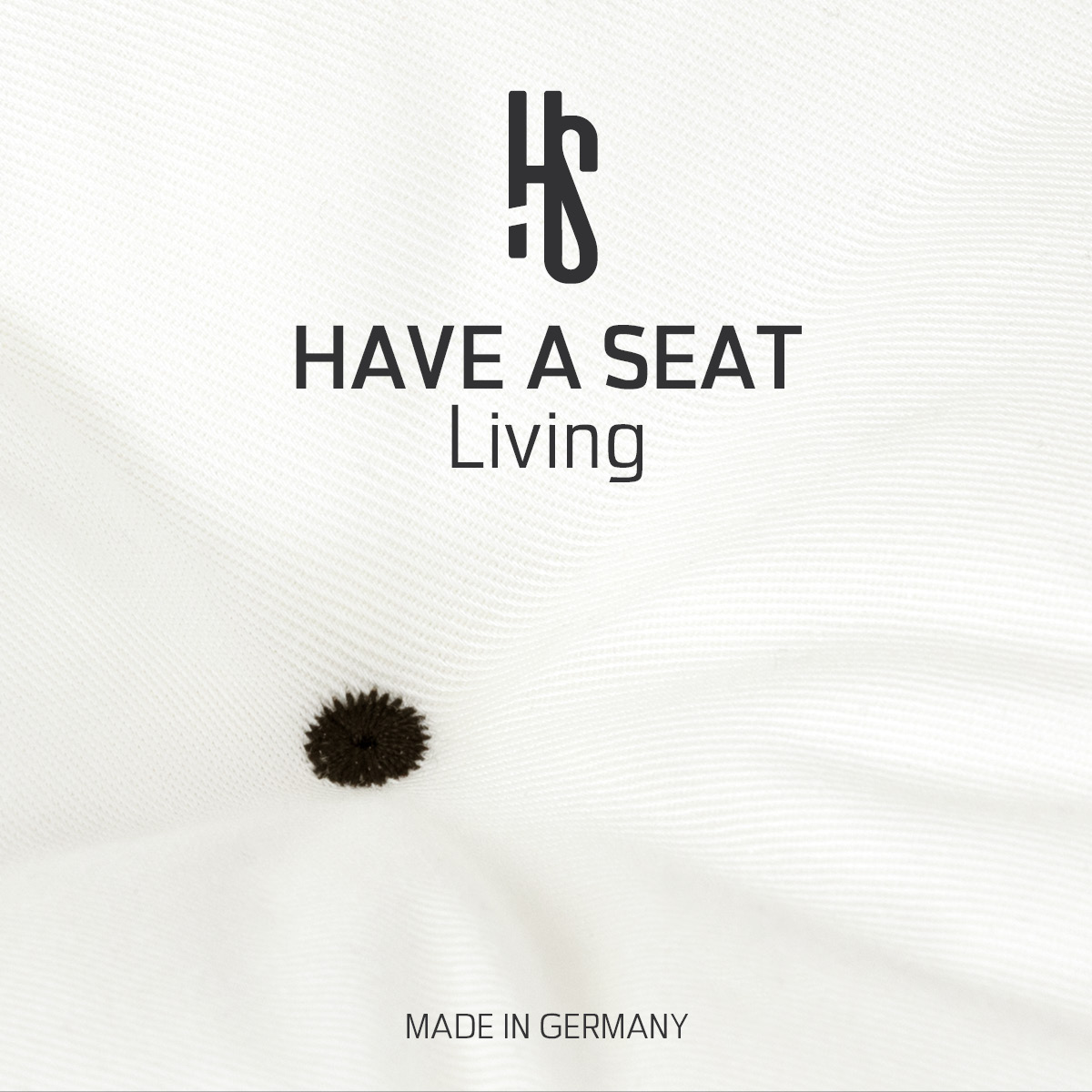 Hochwertige weiße Deckchair Auflage, Allergiker geeignet aus hautfreundlichem Baumwollstoff, gepolstert mit hellblauen Riegeln | HAVE A SEAT Living