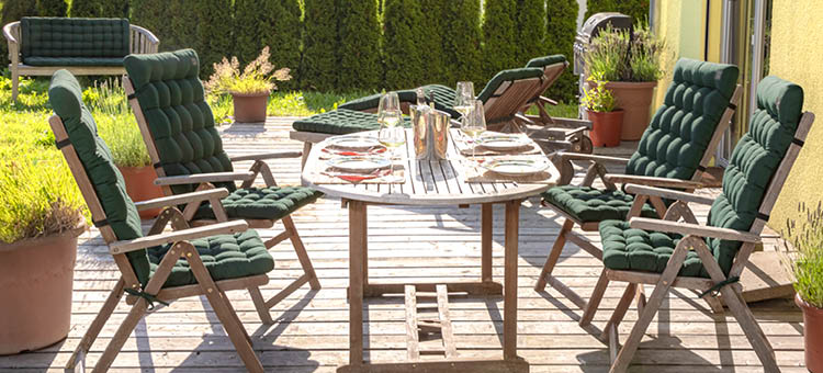 Premium Gartenstuhl-Auflagen, Sitzpolster & Liegenauflagen | HAVE A SEAT Living HAVE A SEAT Living Gartenpolster auf Terrasse - Hochlehner Auflagen auf Gartenstühlen mit Liegenauflagen und Gartenbank Auflage auf Gartenmöbel