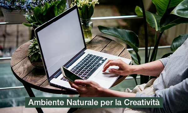 Ambiente naturale per la creativit&agrave; &ndash; lavorare con laptop e smartphone su un tavolo di legno tra piante verdi sul balcone