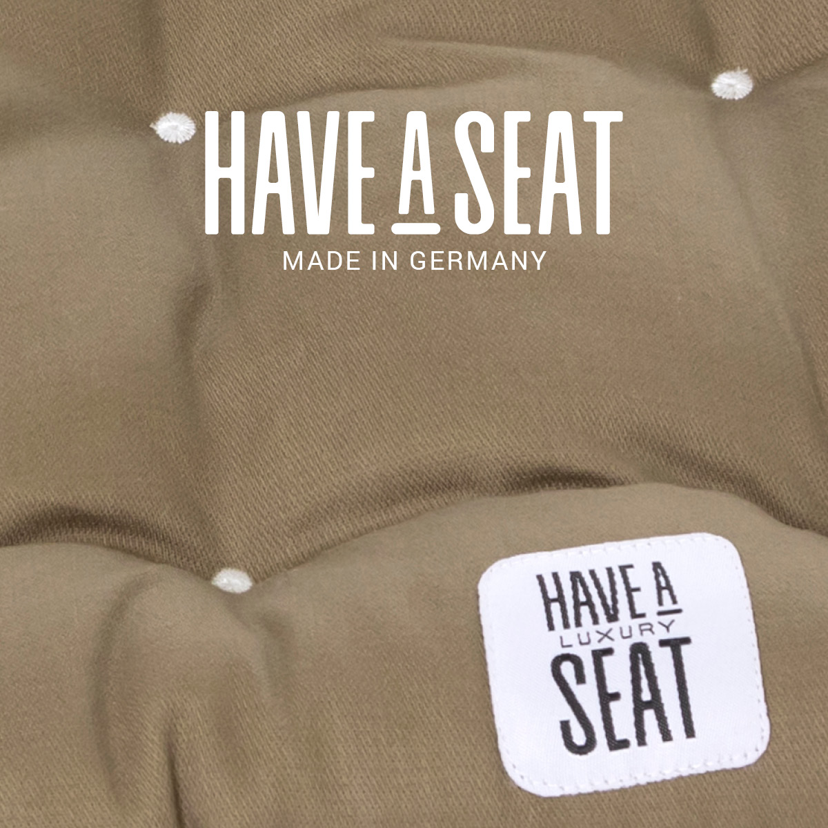 Hochwertige Sitzauflage 48x46 goldbraun, Allergiker geeignet aus hautfreundlichem Baumwollstoff, gepolstert mit weißen Riegeln | HAVE A SEAT Living