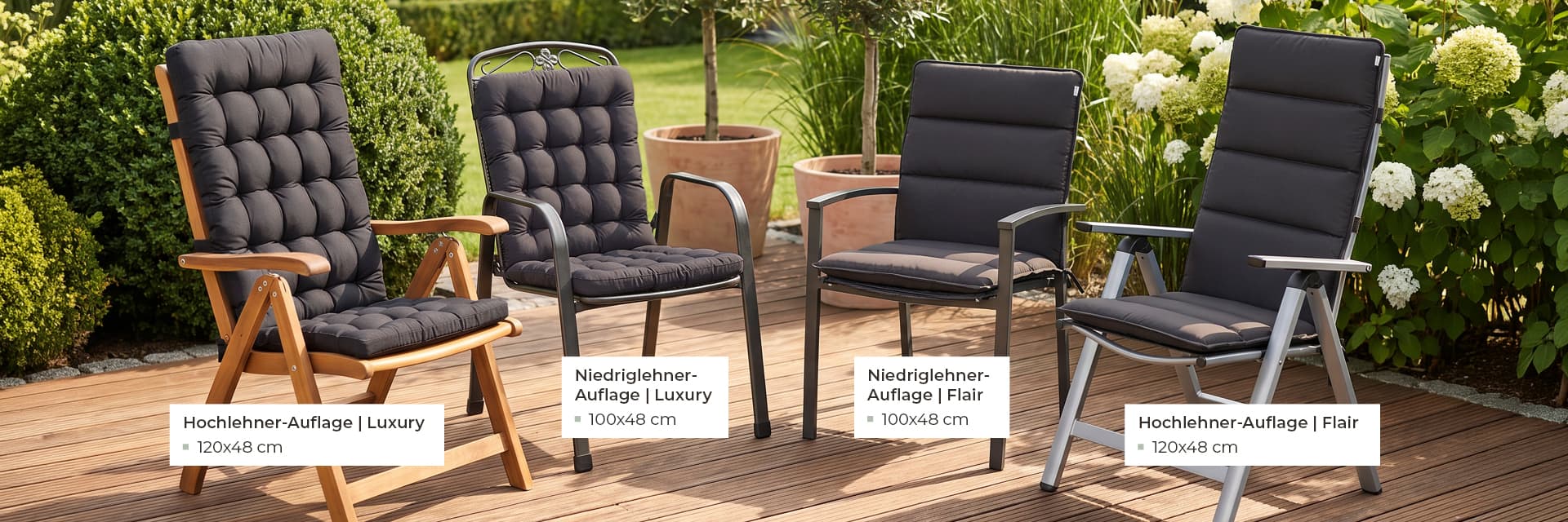 Vier Gartenstühle mit dunkelgrauen Auflagen auf einer Holzterrasse – Hochlehner- und Niedriglehner-Auflagen in Luxury und Flair, umgeben von Blumen und Sträuchern – HAVE A SEAT Gartenstuhlauflagen.