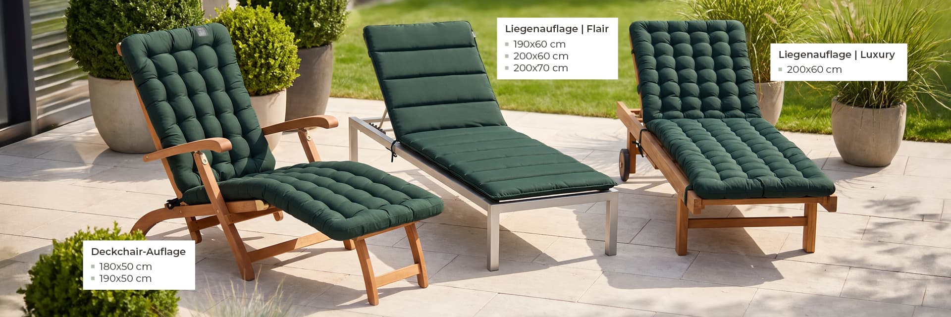 Drei Liegemöbel auf einer Terrasse mit dunkelgrünen Auflagen – Deckchair-Auflage, Liegenauflage Flair und Liegenauflage Luxury in unterschiedlichen Größen – HAVE A SEAT Liegenauflagen.
