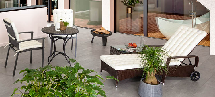 Premium Liegenauflagen & Sitzpolster | HAVE A SEAT Living HAVE A SEAT Living | hochwertige, weiße Liegenauflage mit Rattan-Sonnenliege auf Terrasse und weißen Polsterauflagen für Niedriglehner auf Gartenstühlen
