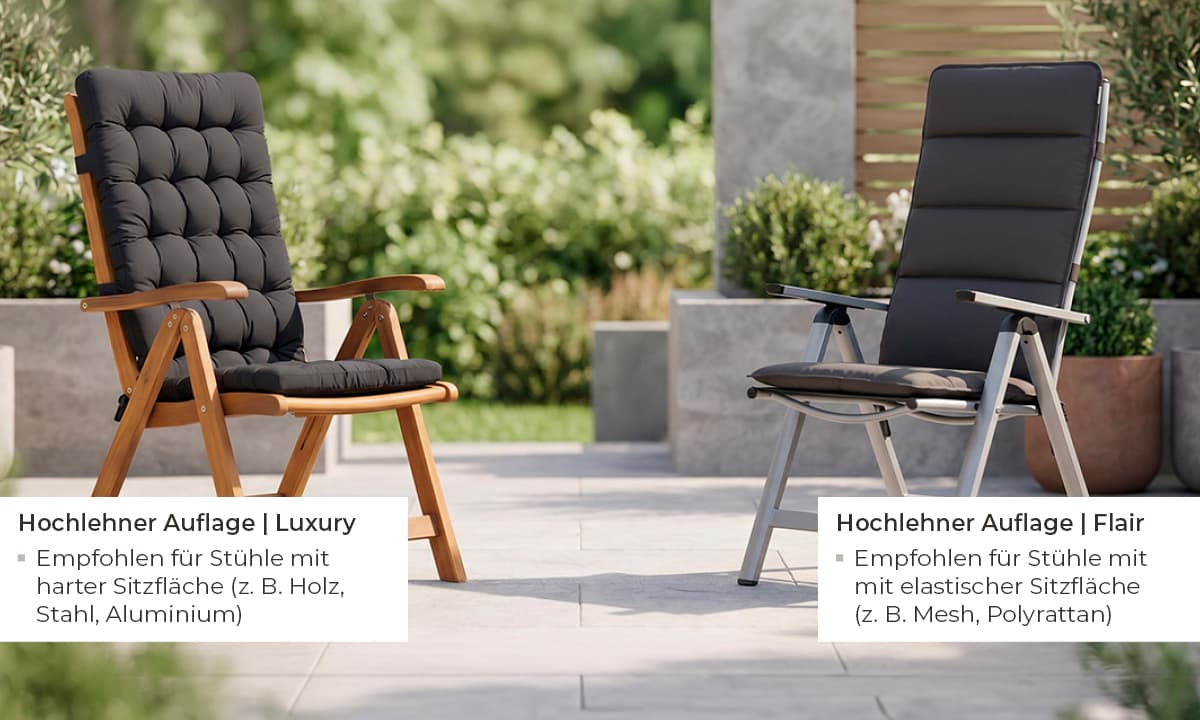 Zwei Gartenstühle mit hoher Rückenlehne auf einer Terrasse mit Olivenbäumen – links Hochlehner-Auflage Luxury für harte Sitzflächen, rechts Hochlehner-Auflage Flair für elastische Sitzflächen, beide in Anthrazit – HAVE A SEAT Hochlehner-Auflagen.