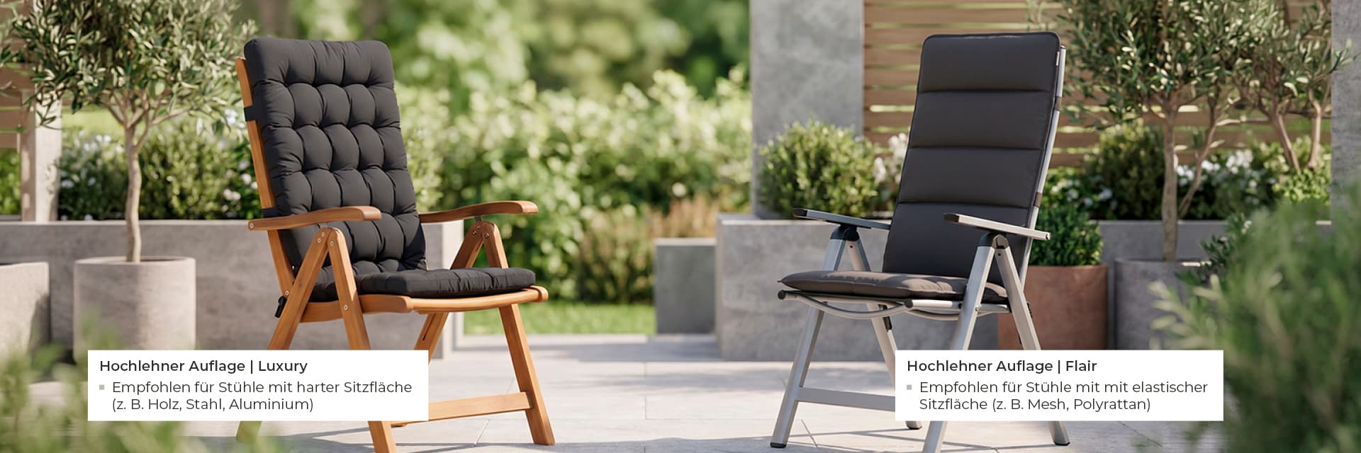Zwei Gartenstühle mit hoher Rückenlehne auf einer Terrasse mit Olivenbäumen – links Hochlehner-Auflage Luxury für harte Sitzflächen, rechts Hochlehner-Auflage Flair für elastische Sitzflächen, beide in Anthrazit – HAVE A SEAT Hochlehner-Auflagen.