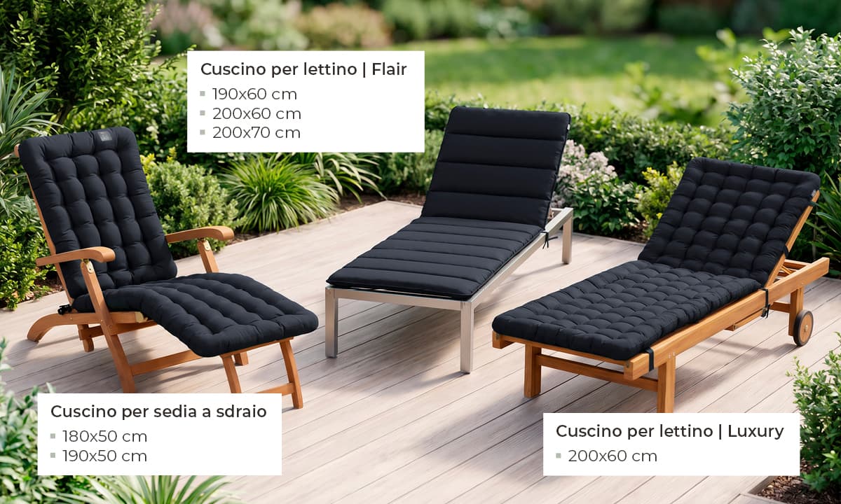 Tre arredi da esterno su una terrazza in legno con cuscini scuri tra una vegetazione rigogliosa – cuscino per sedia a sdraio, cuscino per lettino Flair e cuscino per lettino Luxury – cuscini HAVE A SEAT per sedie a sdraio.