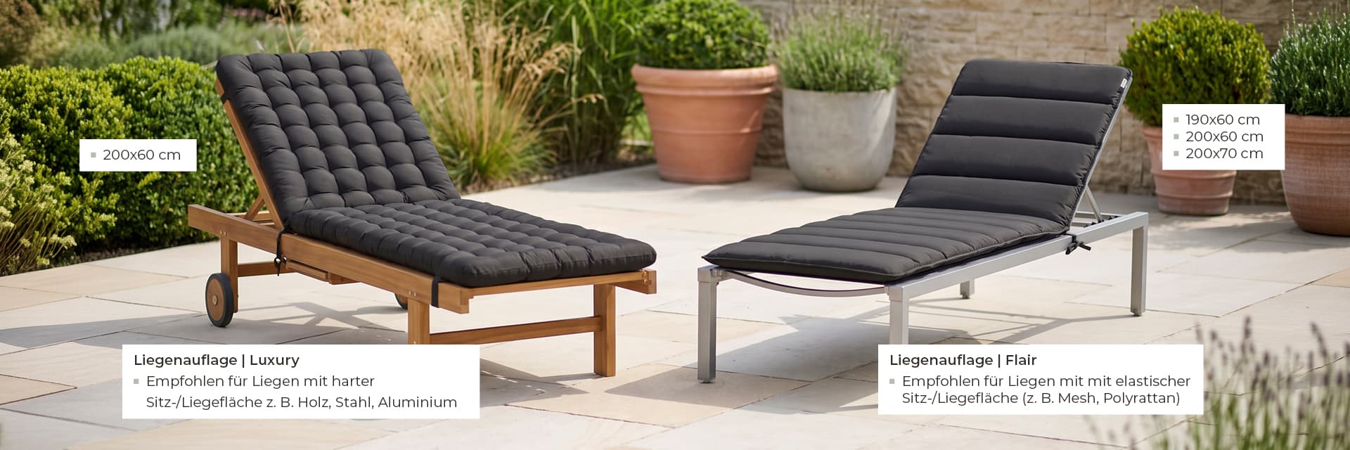 Zwei Sonnenliegen mit anthrazitfarbenen Auflagen auf einer Terrasse mit Terrakotta-Töpfen und Gräsern – links Liegenauflage Luxury für harte Liegeflächen, rechts Liegenauflage Flair für elastische Liegeflächen – HAVE A SEAT Sonnenliegen-Auflagen.