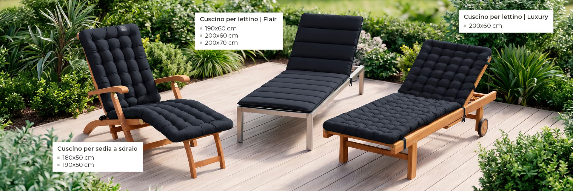 Tre arredi da esterno su una terrazza in legno con cuscini scuri tra una vegetazione rigogliosa – cuscino per sedia a sdraio, cuscino per lettino Flair e cuscino per lettino Luxury – cuscini HAVE A SEAT per sedie a sdraio.