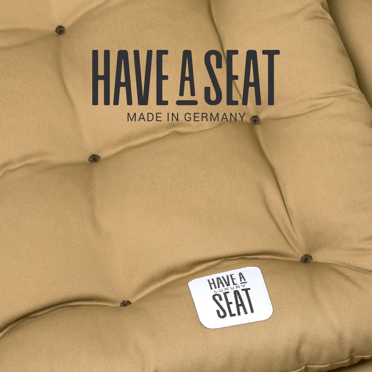 Hochwertige Sitzauflage 48x46 beige, Allergiker geeignet aus hautfreundlichem Baumwollstoff, gepolstert mit braunen Riegeln | HAVE A SEAT Living