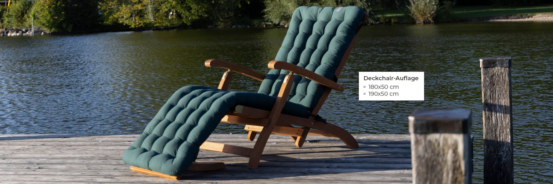 Grüne Deckchair-Auflage mit Fußteil auf einem Holzliegestuhl