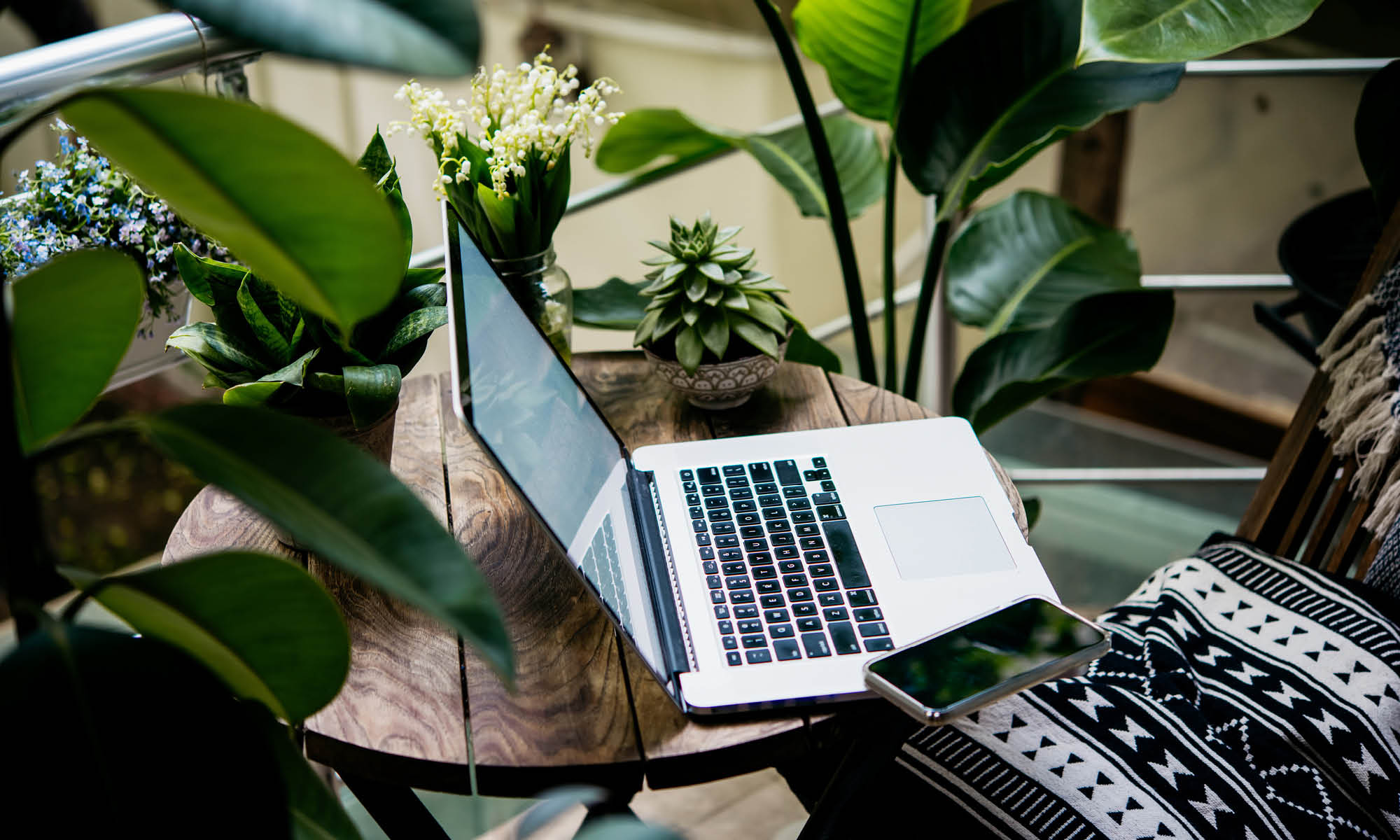 Der Balkon als Outdoor-Arbeitsplatz: Kreativ arbeiten unter freiem Himmel