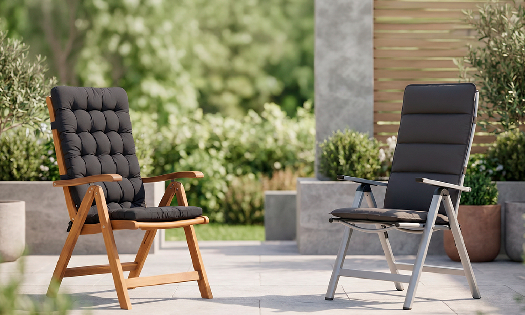 Hochlehner Auflagen im Vergleich – Luxury-Serie (links, Holzstuhl) und Flair-Serie (rechts, Aluminium) von HAVE A SEAT Living