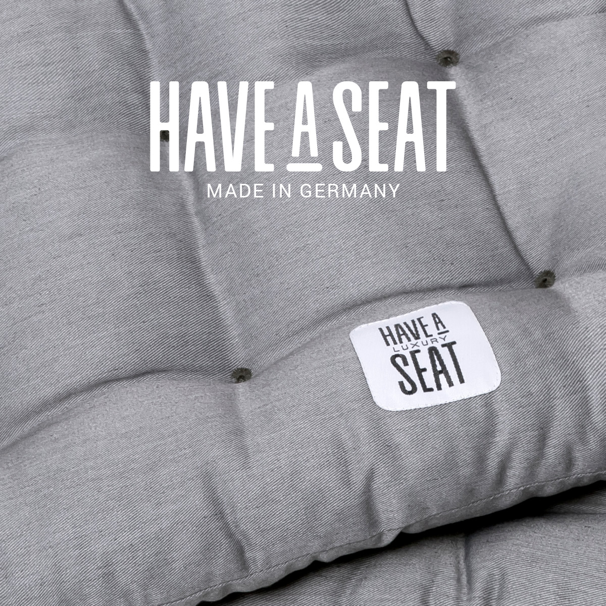 Hochwertige Sitzauflage 48x46 hellgrau, Allergiker geeignet aus hautfreundlichem Baumwollstoff, gepolstert mit grauen Riegeln | HAVE A SEAT Living