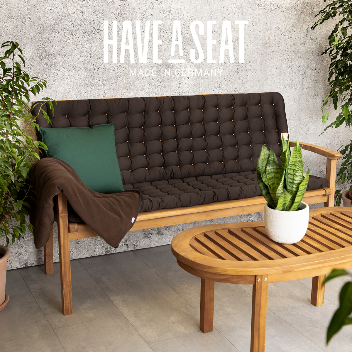 HAVE A SEAT Living, Sitz-/Rückenpolster braun, auf Gartenbank mit Relaxkissen in gemütlicher Terrassen-Athmosphäre | Anwendungsbeispiel