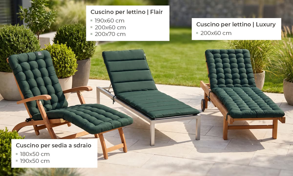 Tre arredi da esterno su una terrazza con cuscini verde scuro – cuscino per sedia a sdraio, cuscino per lettino Flair e cuscino per lettino Luxury in diverse misure – cuscini HAVE A SEAT per lettini da giardino.