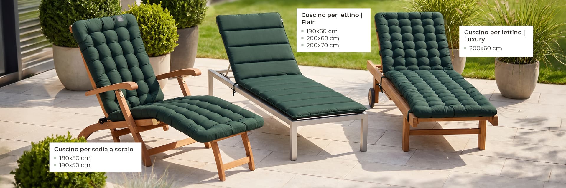 Tre arredi da esterno su una terrazza con cuscini verde scuro – cuscino per sedia a sdraio, cuscino per lettino Flair e cuscino per lettino Luxury in diverse misure – cuscini HAVE A SEAT per lettini da giardino.